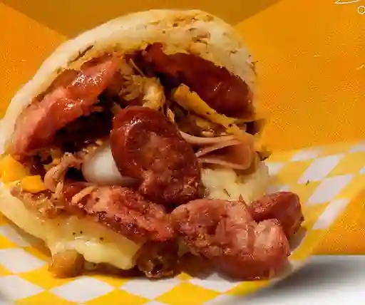 Arepa con Chorizo y Queso