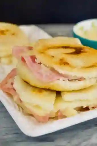 Arepa de Jamón y Queso