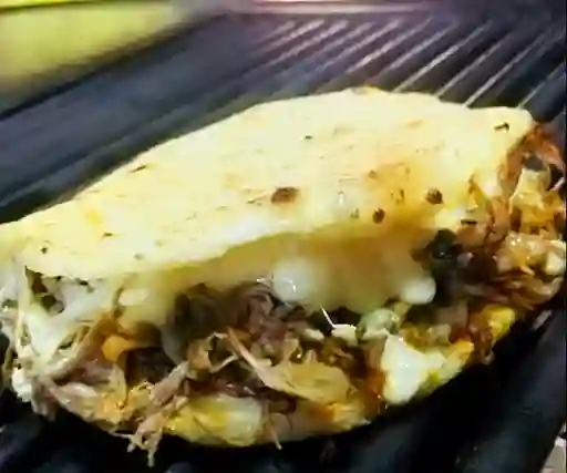 Arepa de Carne y Quesillo