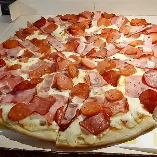 Pizza Pepperoni y Embutidos