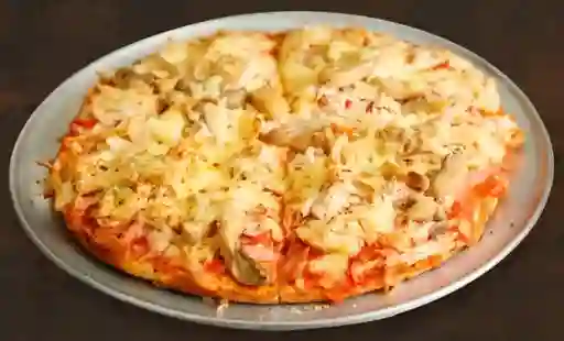 Pizza de Salami con Pollo Mediana