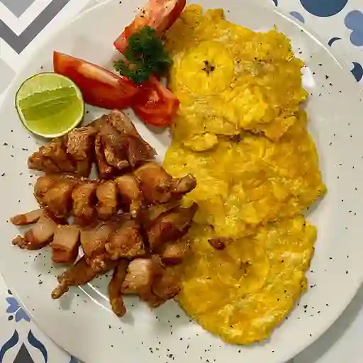 Patacones con Chicharrón