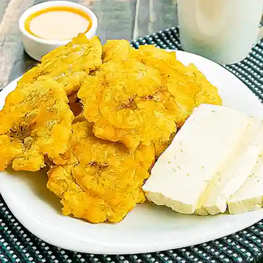 Patacones con Queso y Suero Costeño