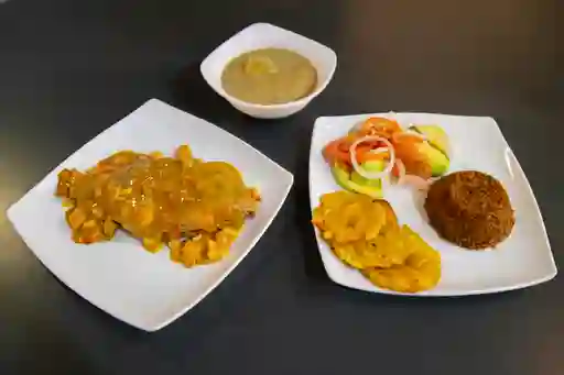 Bandeja con Mojarra en Salsa Marinera