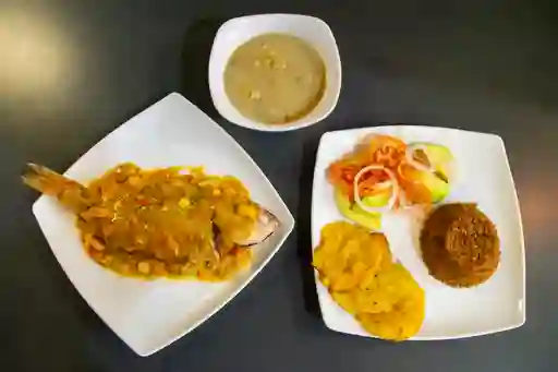 Bandeja con Pargo Rojo en Salsa Marinera