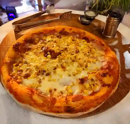 Pizza de Tocineta y Maíz