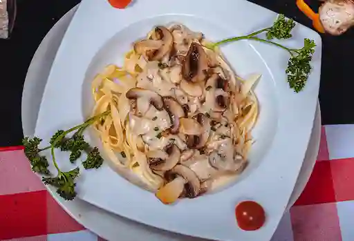 Fettuccine Alfare con Pollo E Funghi