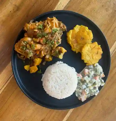 Almuerzo Pollo Guisado