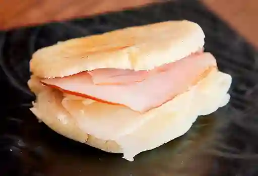 Arepa con Jamón y Queso