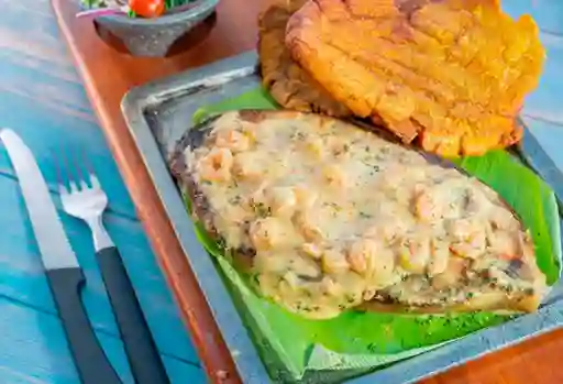 Dorado en Salsa de Camarón