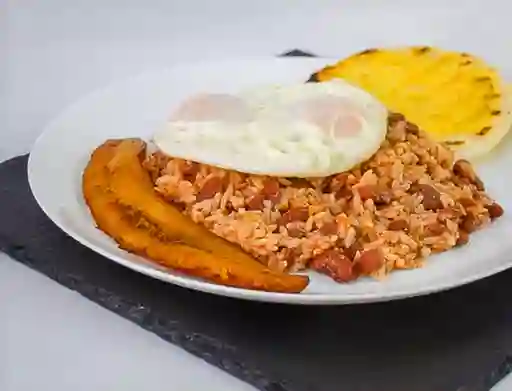 Calentado de Frijoles con Huevos