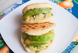 Combo Arepa Caribeña y Bebida