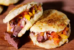 Combo Arepa Criolla y Bebida
