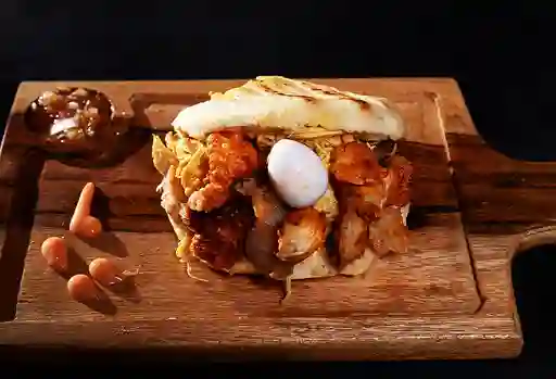 Arepita de Pollo y Chicharrón