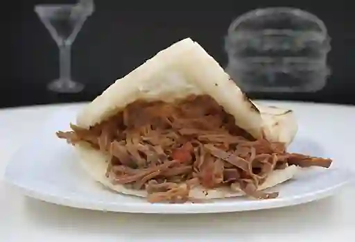 Arepa con Carne Desmechada