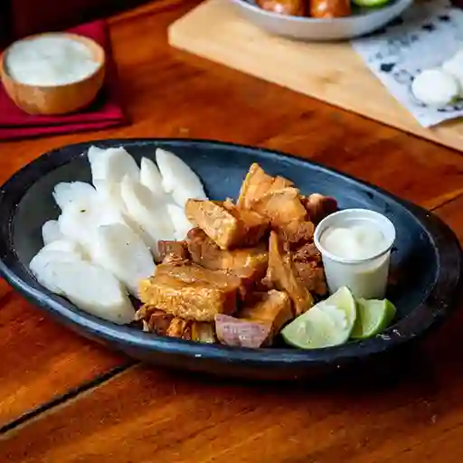 Chicharrón con Bollo