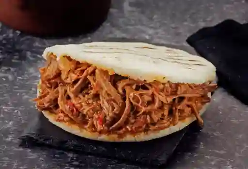 Arepa Desmechada y Huevo