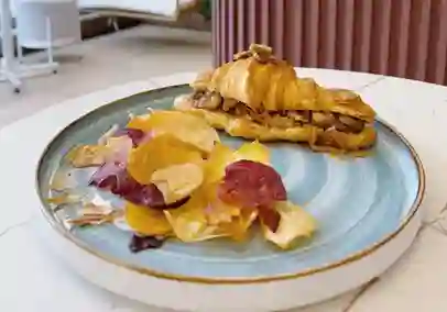 Sándwich Croissant Salado