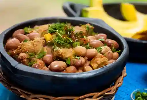 Cazuela de Frijoles con Chicharrón