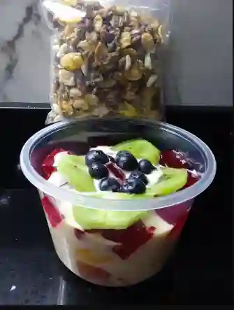 Ensalada de Frutas con Granola Grande