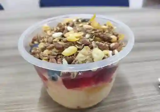 Ensalada de Frutas con Granola Pequeña