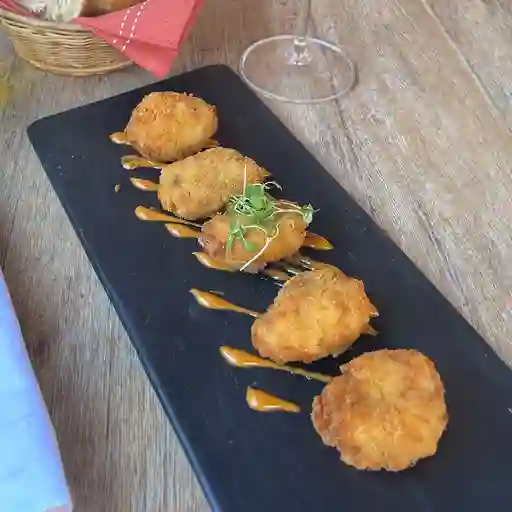 Croquetas de Jamón con Salsa Brava