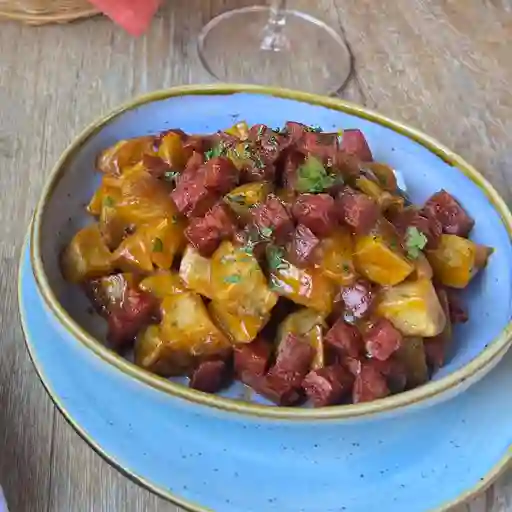 Patatas Bravas con Chorizo Español