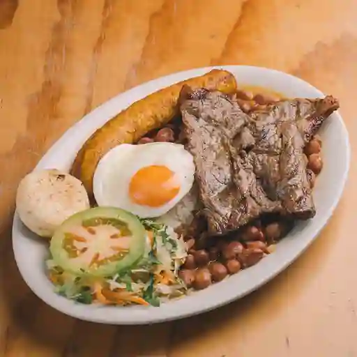 Bandeja Frijoles con Churrasco