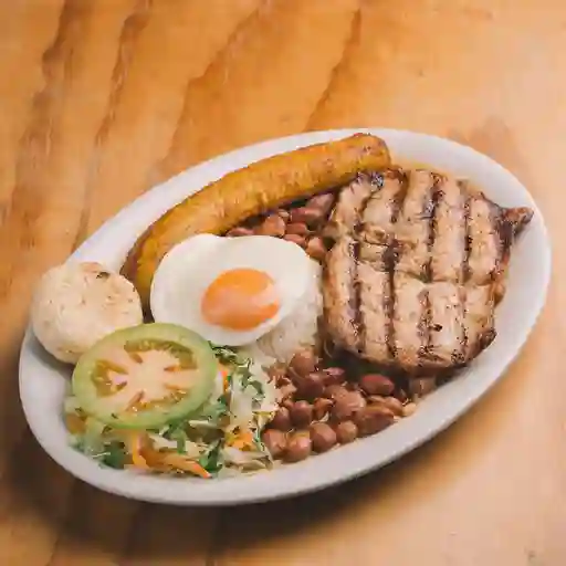 Bandeja Frijoles con Pollo