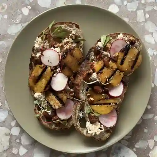 Tostada de Duraznos y Nueces