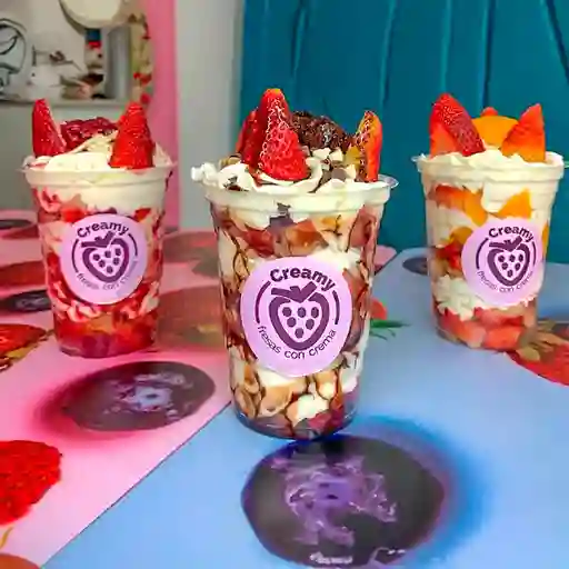 Fresas, Duraznos, Arándanos y Crema