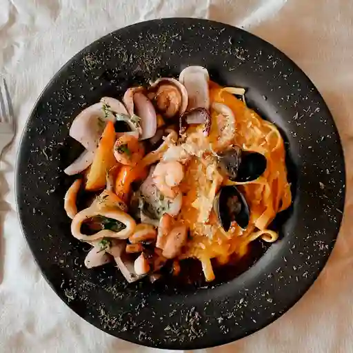 Fetuccini a la Huancaína con Mariscos