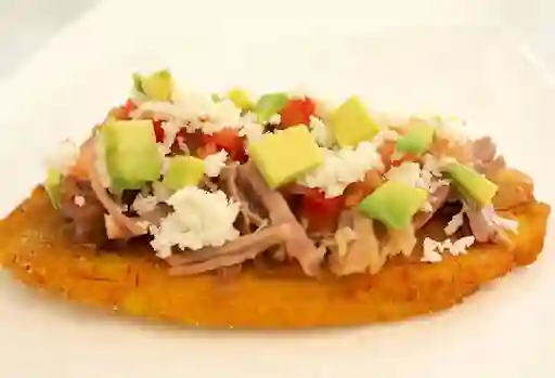 Patacón con Carne Desmechada