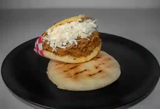 Arepa con Carne y Queso