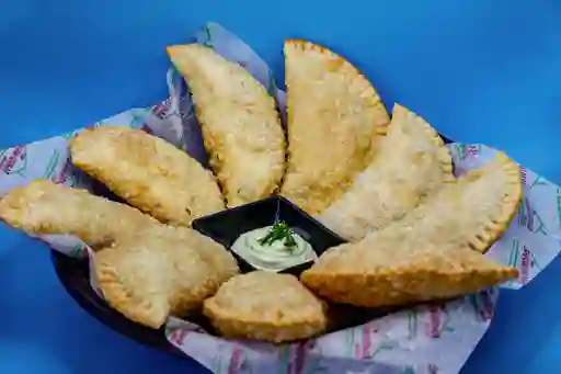 Empanadas Papa + Queso con Salsa de Ajo