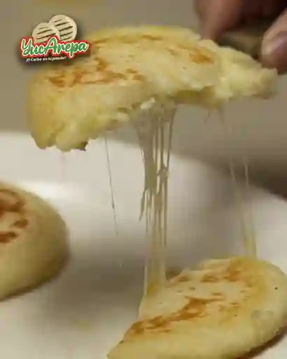 Arepa de Yuca Rellena de Carne Desmechada