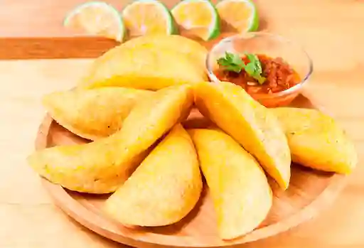 Empanada Chicharrón y Queso