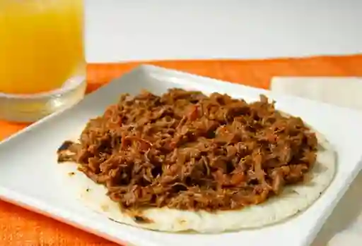 Arepa con Carne Desmechada y Hogao