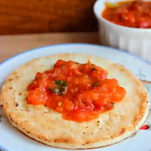 Arepa con Hogao y Mantequilla