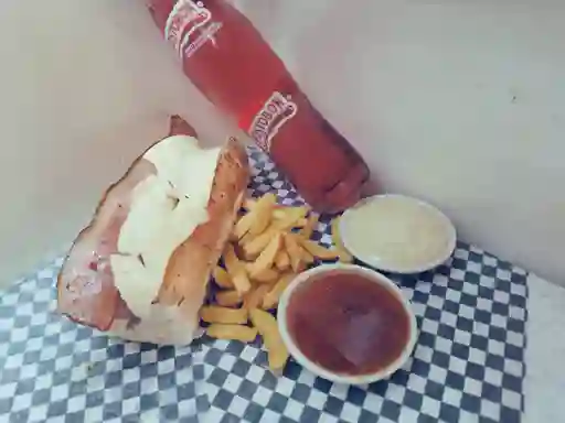 Perro Americano con Tocineta + Papas y Gaseosa.