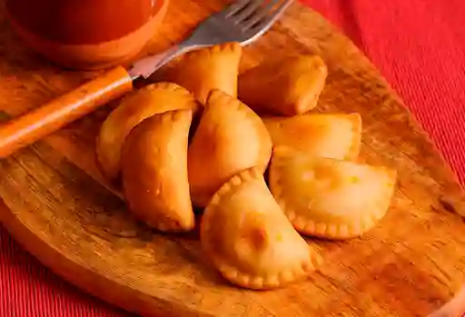 Empanada Pollo Maíz Jamón y Queso