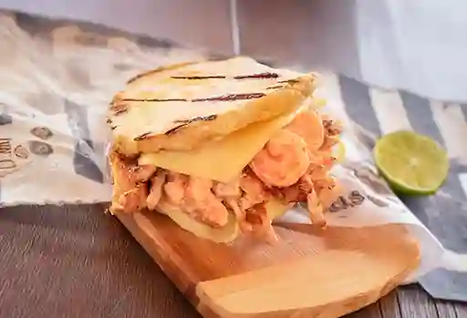 Arepa Camarón Carne Pollo con Hogado