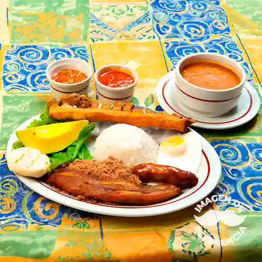 Bandeja con Chicharrón