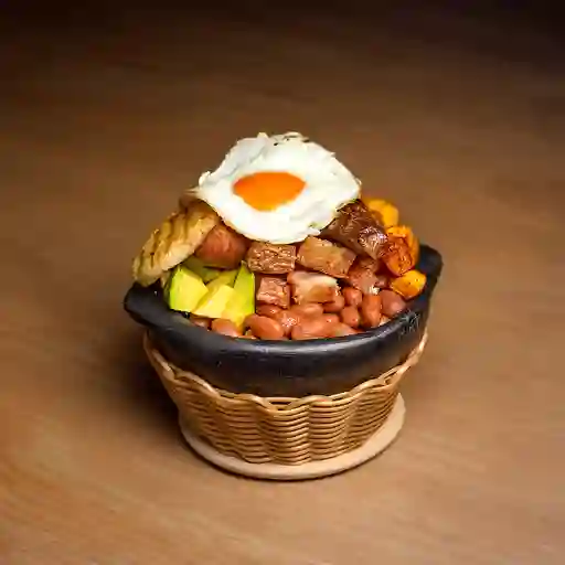 Frijoles con Chicharrón