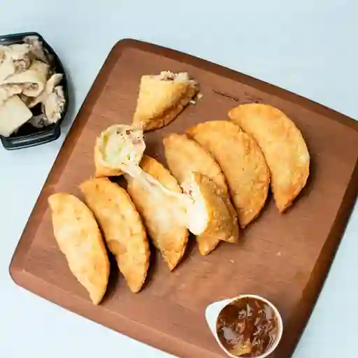 Empanada de Pollo con Queso