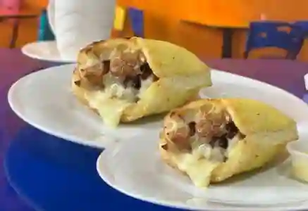 Promo Arepa con Todo y Chicharrón Litro de Gaseosa