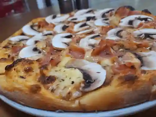 Pizza Jamón y Champiñones