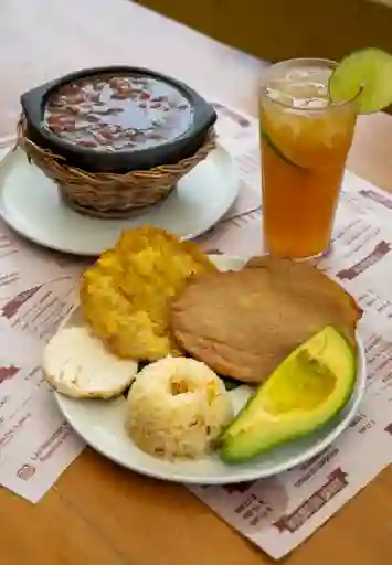 Combo Frijolada con Chuleta + Bebida