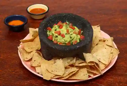 Totopos con Guacamole