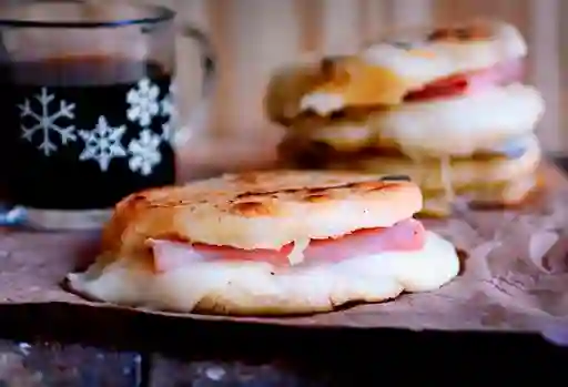 Arepa con Jamón y Queso